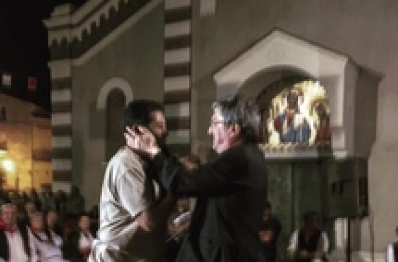 Abbraccio tra vescovo Calabria e imam