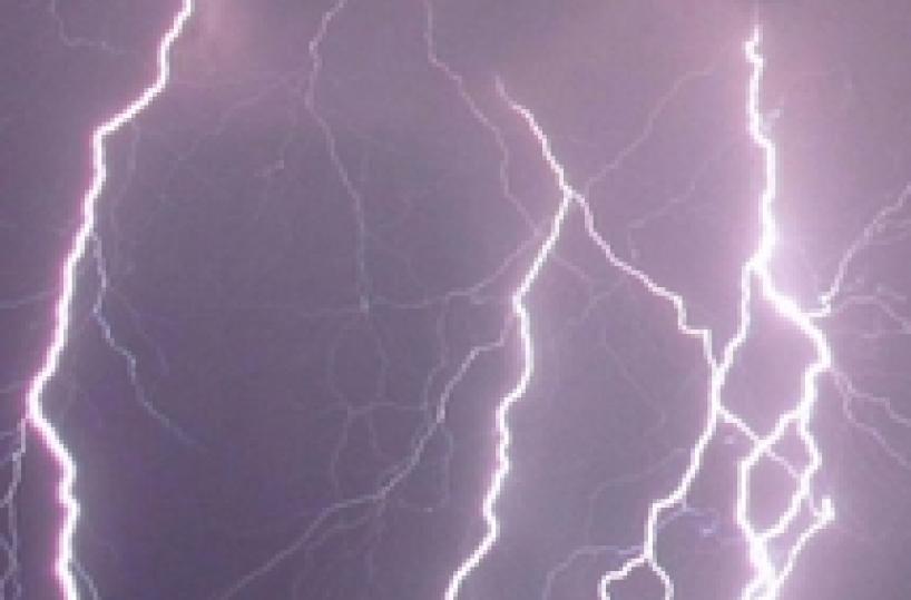 Salento, fulmine cade in spiaggia: 4 feriti, grave un 13enne