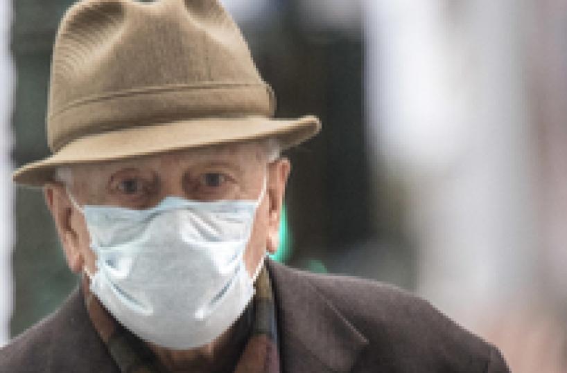 Il bello in mascherina di chi getta la maschera
