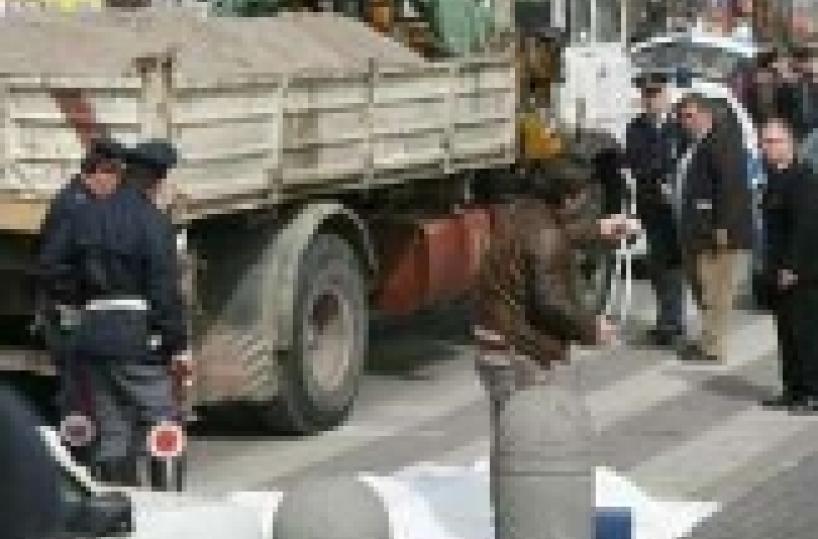 Spinto dai compagni finisce sotto un camion. Studente muore