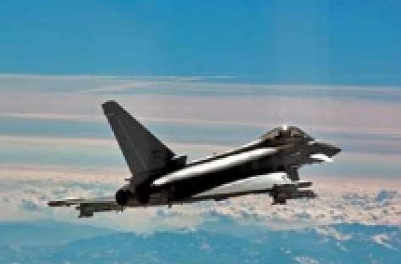 Taranto, jet militare vola basso terrore in spiaggia e feriti