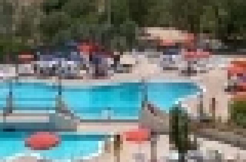 Chiusa piscina all'aperto a Lecce