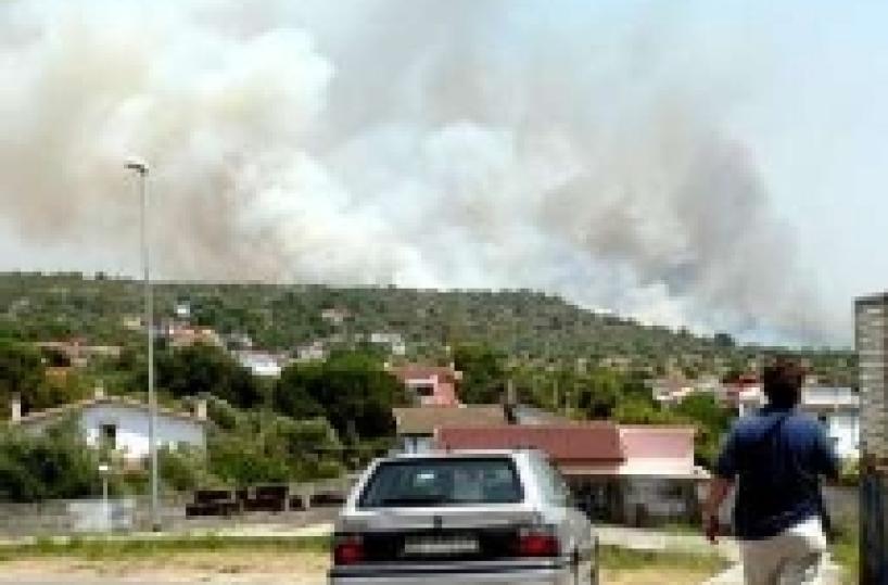 Il fuoco lambisce Statte evacuate villette