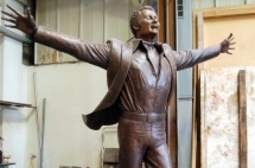 Polignano, guerra per statua&nbsp;a Mister Volare