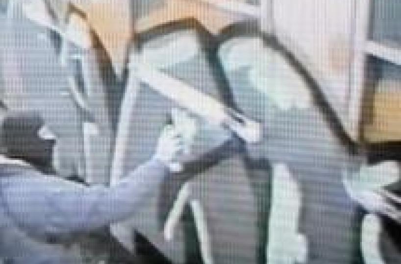 Brindisi, imbratta la porta del condominio: denunciato 19enne 