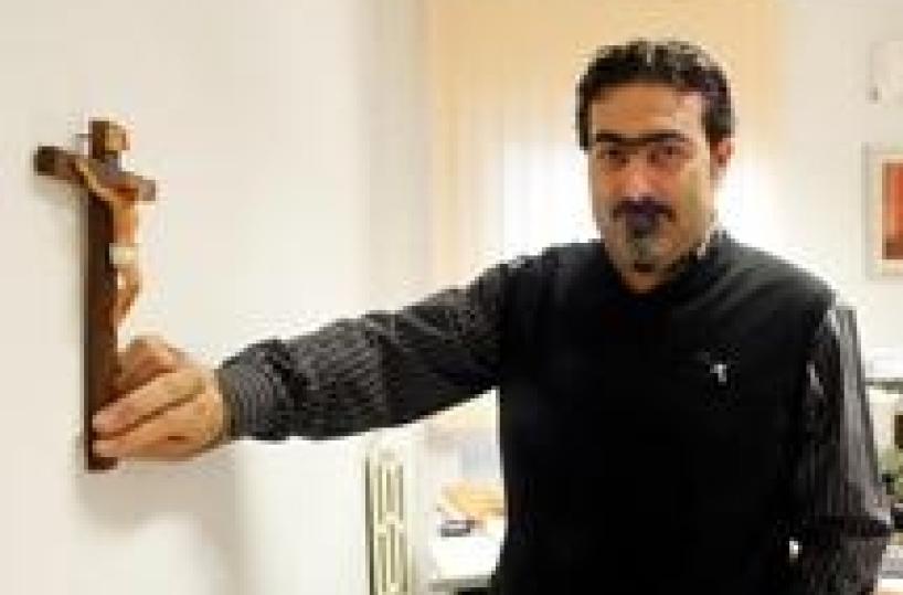 «Regalo crocifisso per l'ufficio» brindisino sommerso di e-mail