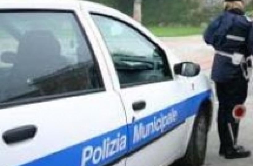 2mila e 600  di multe non pagate: bloccata l'auto dei vigili di Trepuzzi