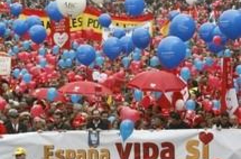 Spagna: migliaia in piazza contro aborto
