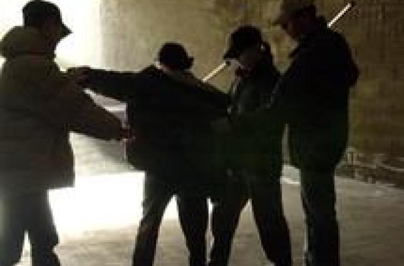 Aggredito da baby gangrischia di perdere l'udito