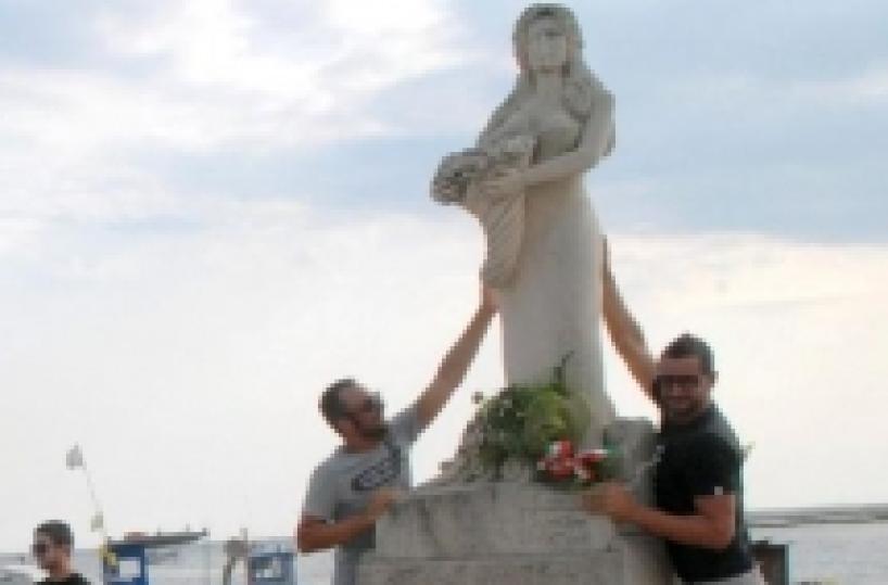 Porto Cesareo, rimossa la statua della Arcuri dopo la rivolta delle donne