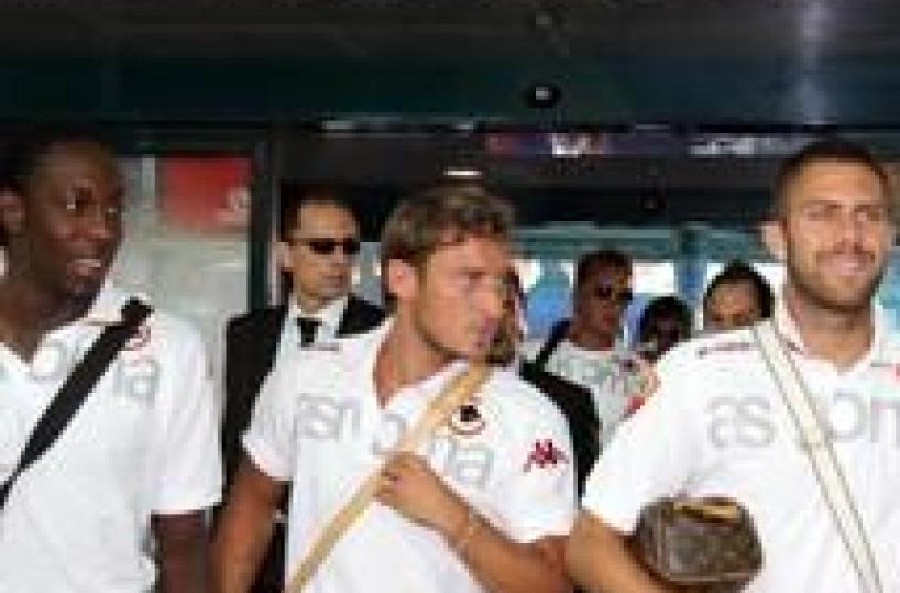 La Roma raggiunge Udine in aereo