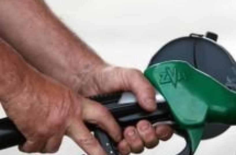 Pasqua, stangata sulle strade: la benzina torna sopra i 2 euro