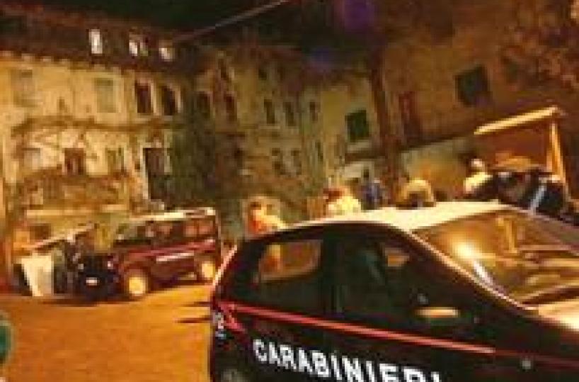 Respinto, sequestra giovane romena