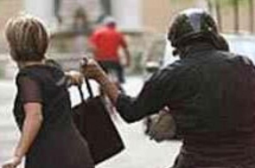 Barletta, tenta scippo viene accerchiato e fermato
