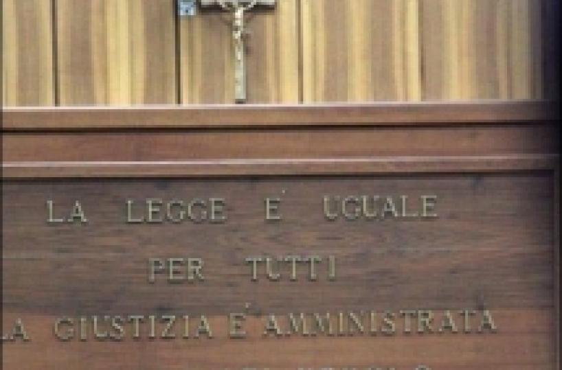 Taranto, prete si finge esperto di oncologia e le palpa il seno