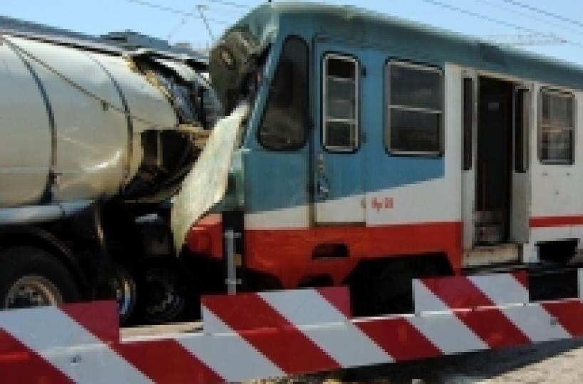 Bari, treno contro tir 40 feriti - Foto  - Film