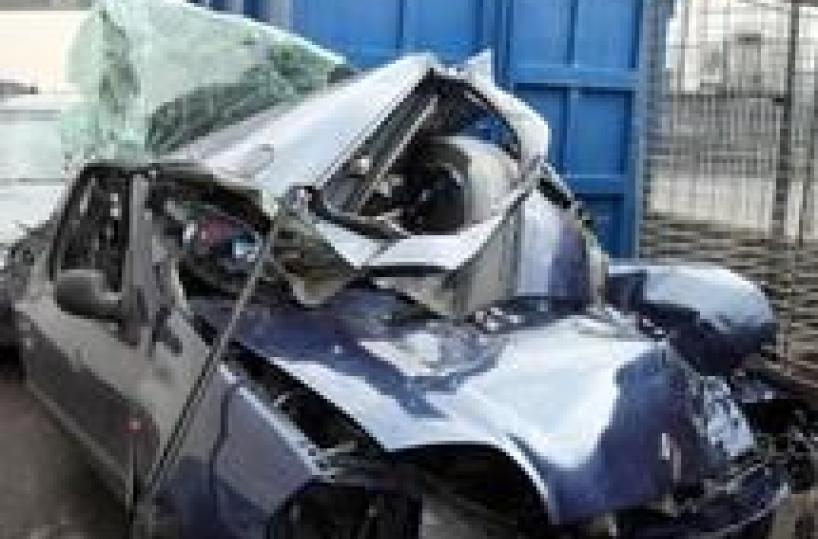 Scontro tra auto: 3 morti, 1 ferito