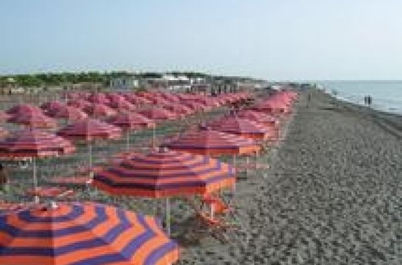 Policoro, massi di pietra salvano la bella spiaggia