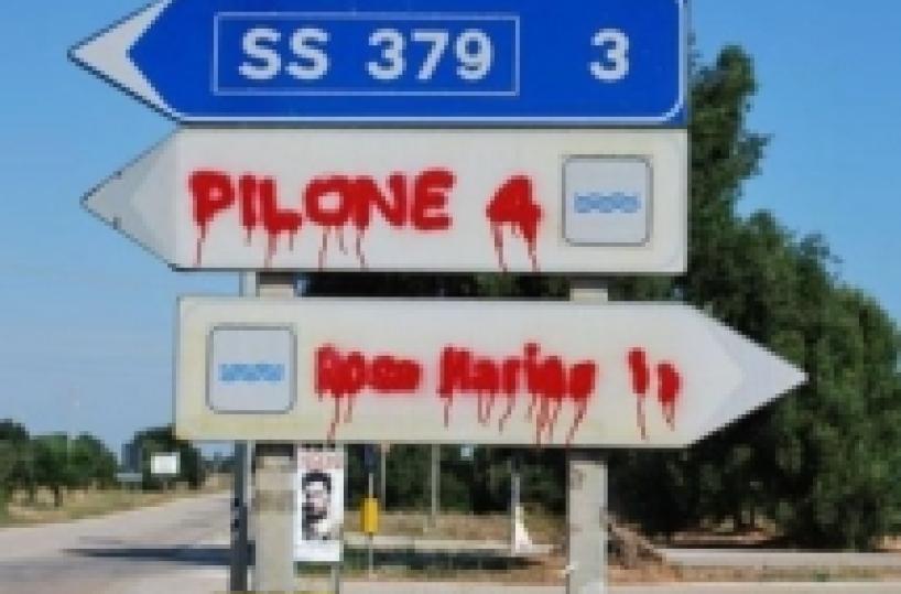 Cartelli stradali illeggibili? Niente paura, c’è il... fai da te