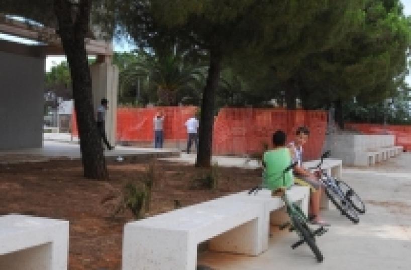 Soleto, una discarica di rifiuti speciali nel giardino dei bimbi