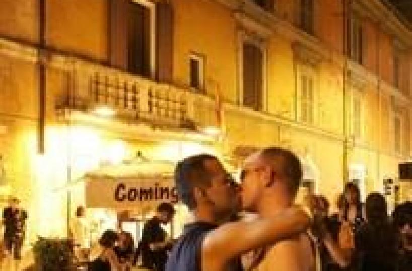 Gay aggrediti per bacio a Pesaro