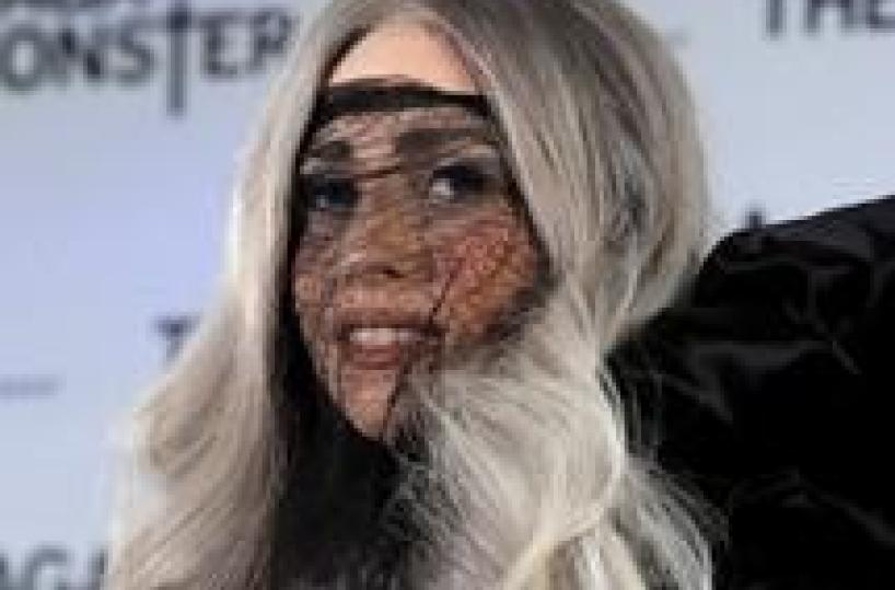 Musica: Lady Gaga, vestito di carne