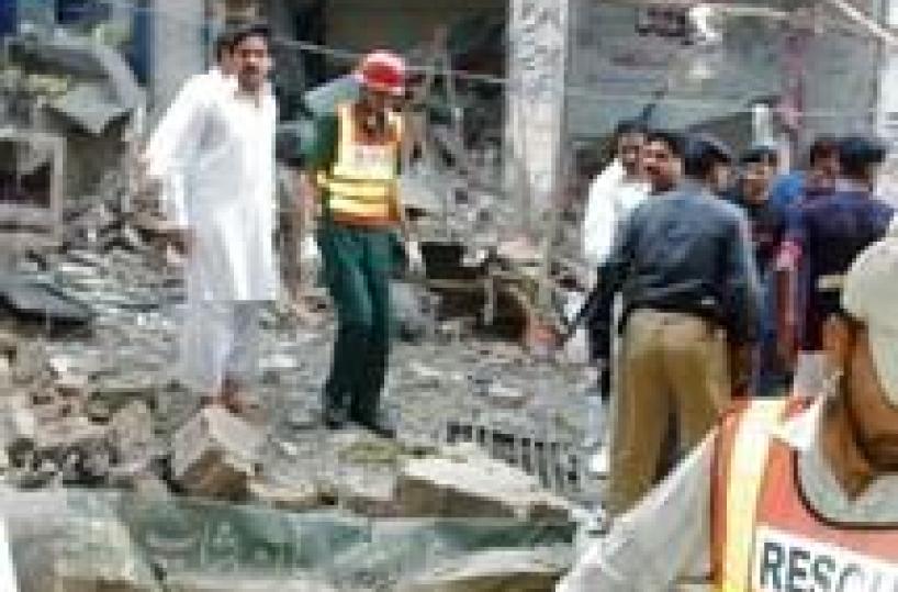 Pakistan: bomba in mausoleo, vittime