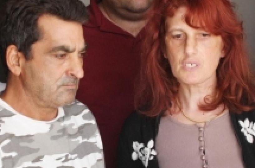 Il padre e la madre di Sarah davanti al pozzo dell'orrore Leggi l'ordinanza