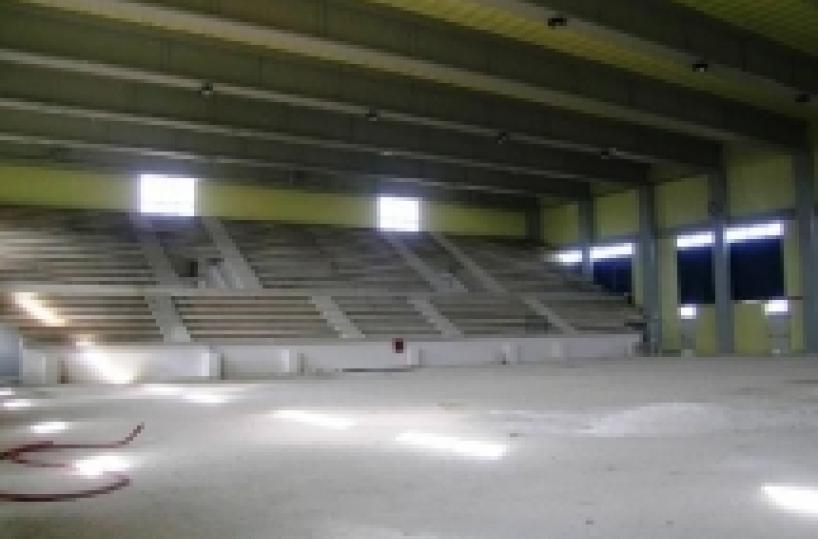 Monopoli, palazzetto incompiuto da 25 anni