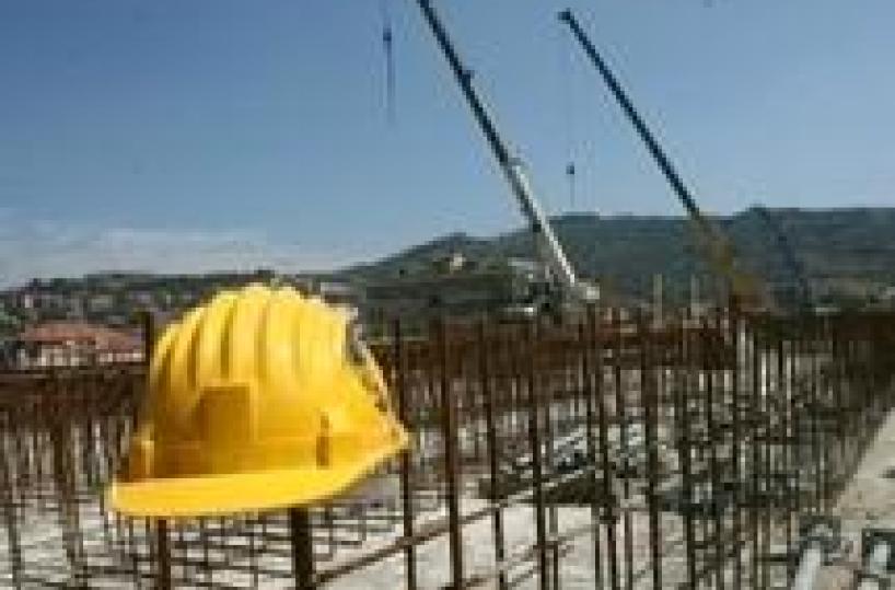Crolla balconcino, muore operaio di 32 anni in Salento