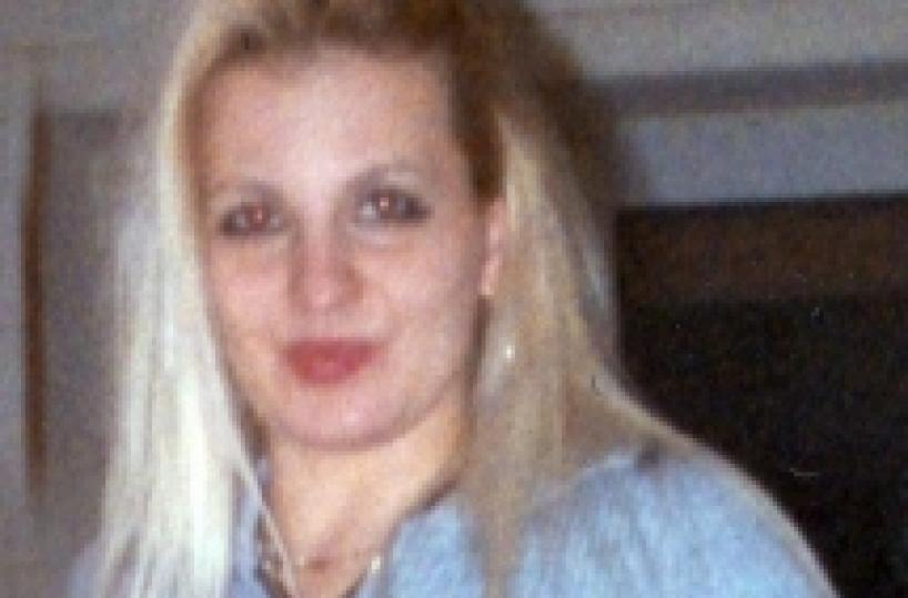 La sgozza per strada La mamma di lei: «Nessuno l'ha aiutata»