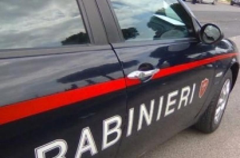 Uccide una donna e la porta in auto dai carabinieri