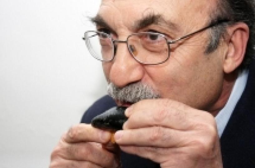 Diossina, il sindaco mangia le cozze: Non c'è alcun rischio