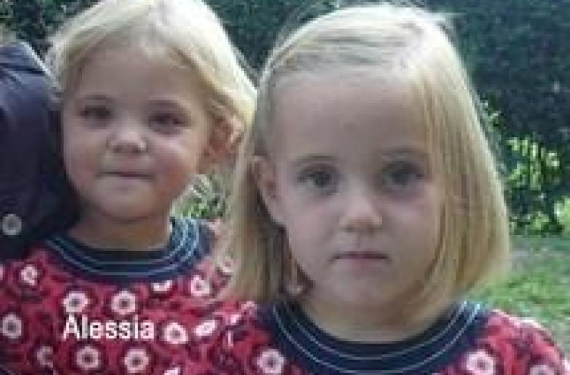 Gemelle scomparse, sangue su rocce