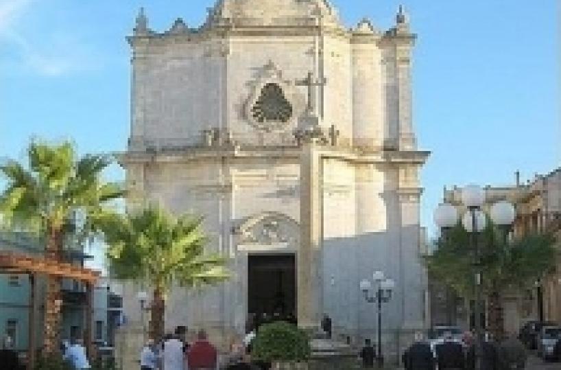 Il parroco vuole spostare la festa del santo patrono per il suo viaggio: è rivolta