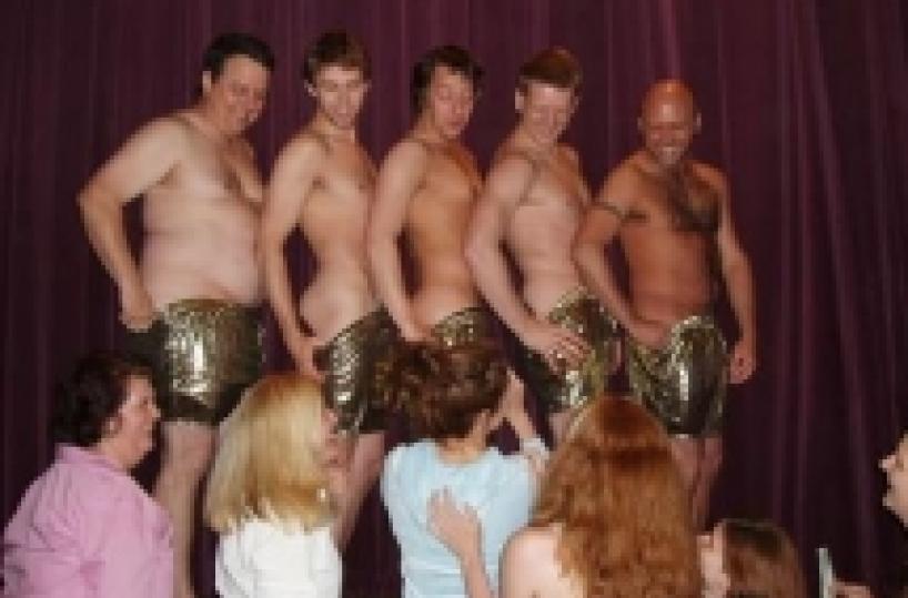 Uno strip tease maschile e allalba scoppia la rissa