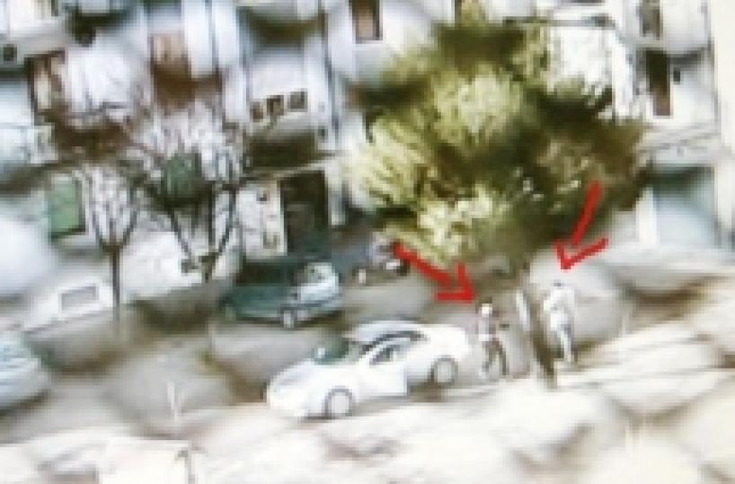 Per rancori con il vicino Filmati mentre sparano arrestati padre e figlio  