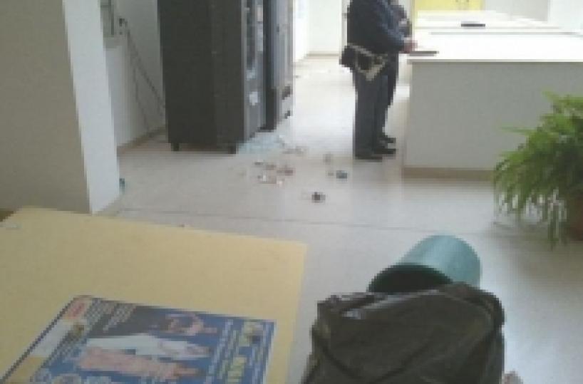 Martina, vandali all'opera istituto Archimede chiuso