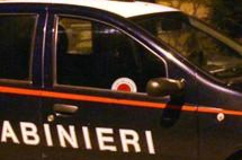 Minaccia il titolare di un bar con un fucile a canne mozze