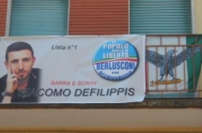 Bandiera fascista sventola sulla foto di neoconsigliere La difesa: «Non l'ho messa io»
