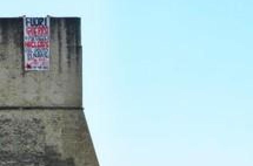 Libia: striscione contro portaerei Usa