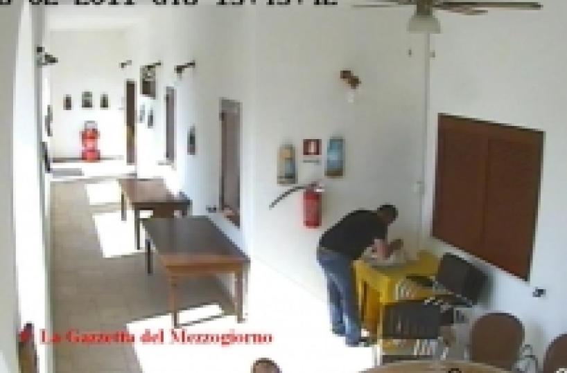 Bari, mette «taglia» da mille euro sul ladro della villa