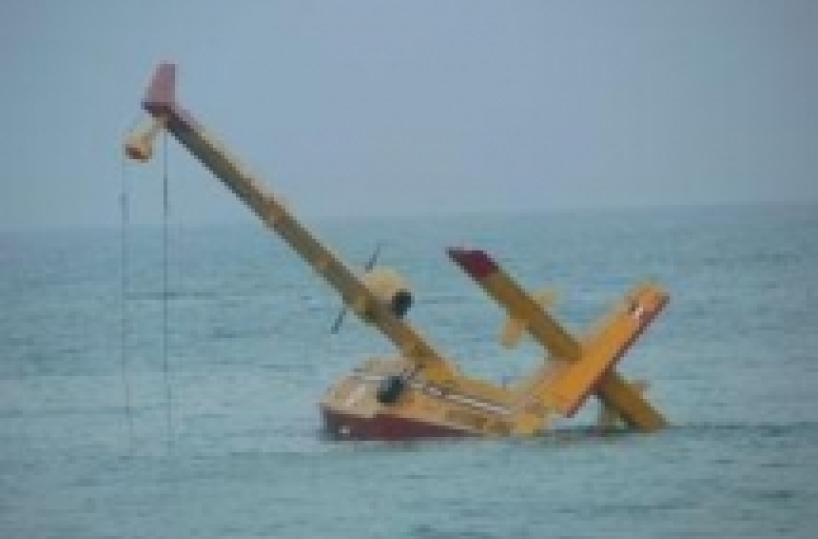 Canadair precipita a Mattinata paura tra i turisti sulla spiaggia