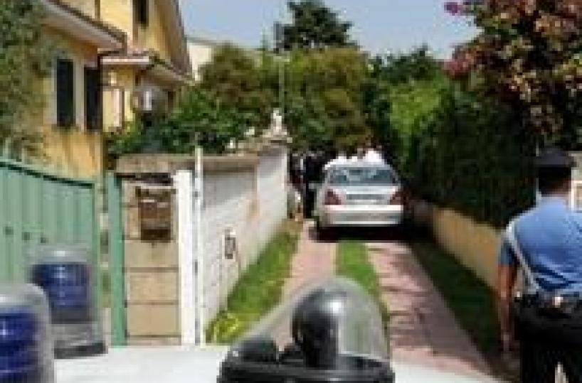 spara a polizia e si barrica in albergo