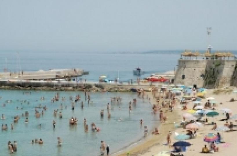 Gallipoli, villeggianti e turisti adottano la spiaggia della «Purità»