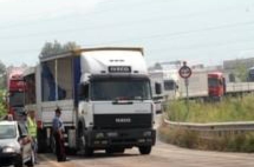 Scende da auto in panne,muore investito