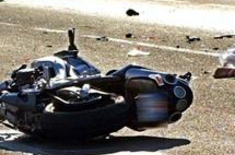 Vico del G., cavallo sulla strada motociclista lo investe e muore