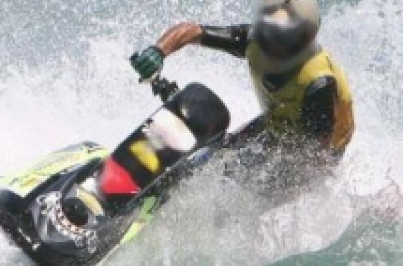 Acquascooter inseguitida Gdf in Canale d'Otranto