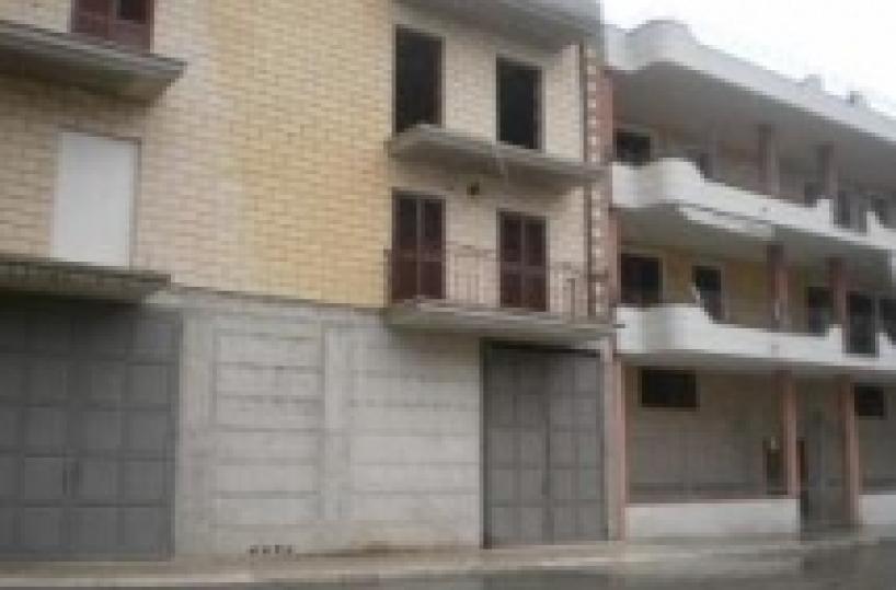 Cade dal balcone e muore nel giorno del matrimonio
