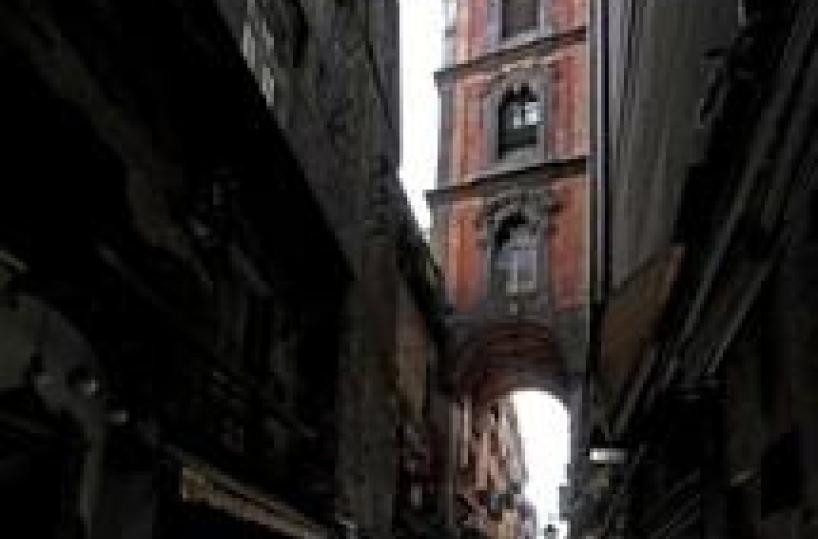 Rischio crolli, chiude strada presepi